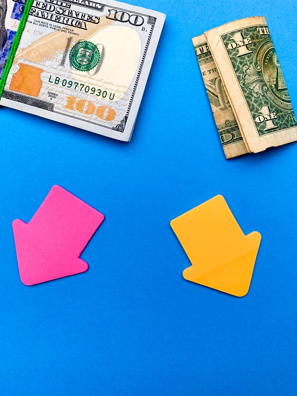 Cash and downward return-arrow markers on a blue field